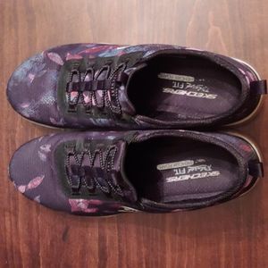 Skechers relaxed Fit memory foam shoes, size 9